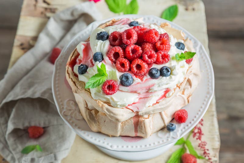 Sweet and creamy Pavlova cake with berries and meringue stock photography Sweet and creamy Pavlova cake with berries and meringue stock photography