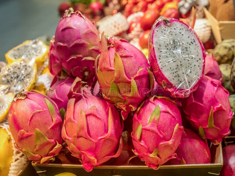 CloseUp Vibrant Pink Dragon Fruits at a Market Display royaltyfri bild