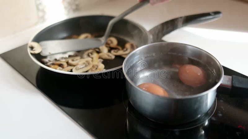Closeup vidéo d'un homme d'âge moyen cuisiner petit-déjeuner banque de vidéos