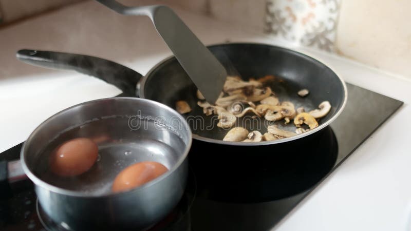 Closeup vidéo d'un homme d'âge moyen cuisiner petit-déjeuner banque de vidéos