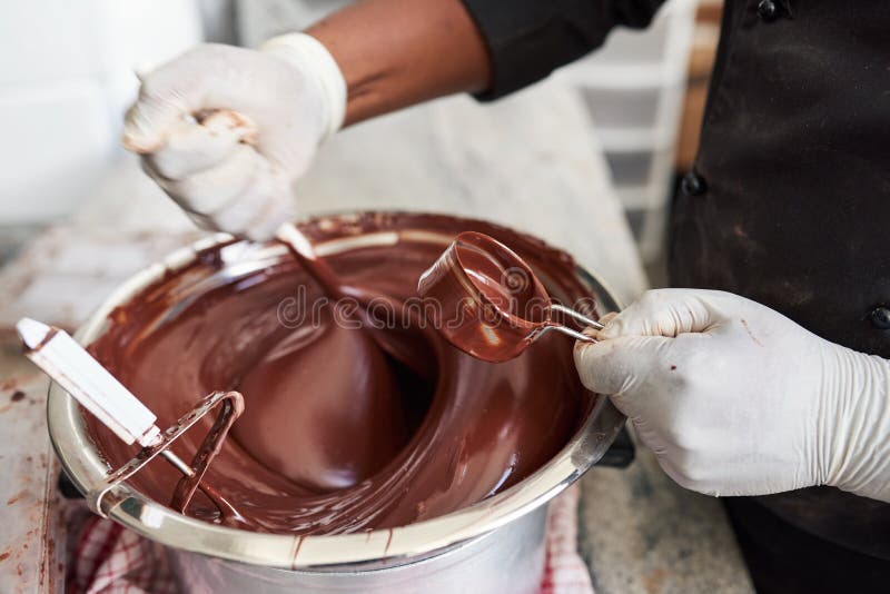 https://thumbs.dreamstime.com/b/closeup-worker-artisanal-chocolate-making-factory-mixing-melted-chocolate-bowl-spoon-worker-carefully-130833573.jpg