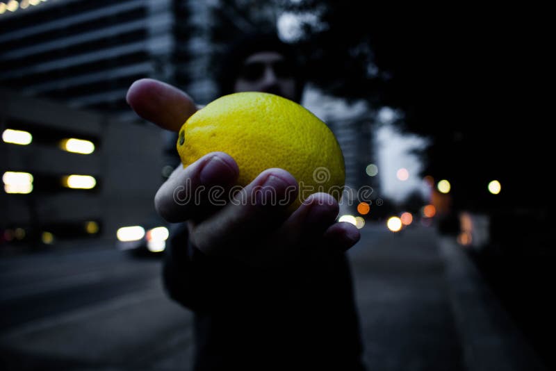 Barman pelando un limon Stock Photo