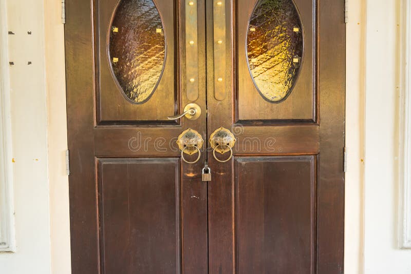 Closeupbild av den gamla d?rren med cirkelj?rnd?rr-handtaget Phuket thailand arkivbild Closeupbild av den gamla d?rren med cirkelj?rnd?rr-handtaget Phuket thailand arkivbild