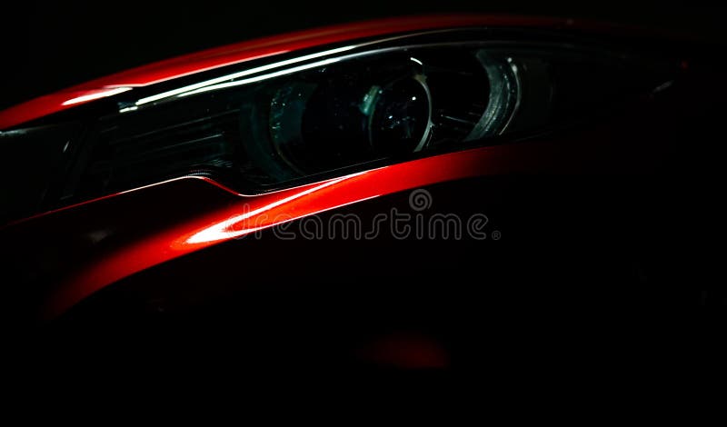 Closeupbillykta av den skinande röda lyxiga SUV kompakta bilen Elegant elbilteknologi och affärsidé Hybrid- automatisk arkivbild Closeupbillykta av den skinande röda lyxiga SUV kompakta bilen Elegant elbilteknologi och affärsidé Hybrid- automatisk arkivbild