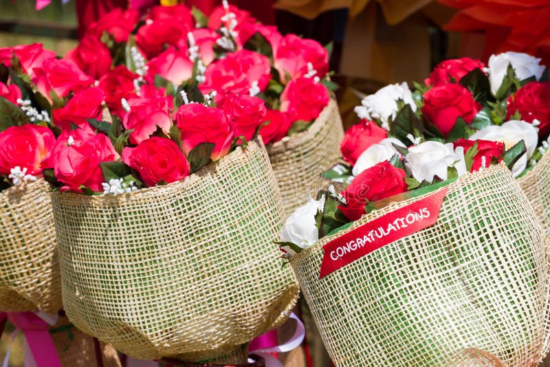 Closeupbukett av den färgrika konstgjorda blomman med ordet CONGRATU royaltyfria foton Closeupbukett av den färgrika konstgjorda blomman med ordet CONGRATU royaltyfria foton