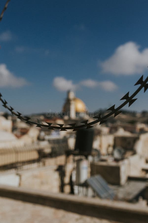 Closeupen av en kedja i fokus med den gamla staden i Jerusalem, Israel gjorde suddig i bakgrunden royaltyfria foton Closeupen av en kedja i fokus med den gamla staden i Jerusalem, Israel gjorde suddig i bakgrunden royaltyfria foton