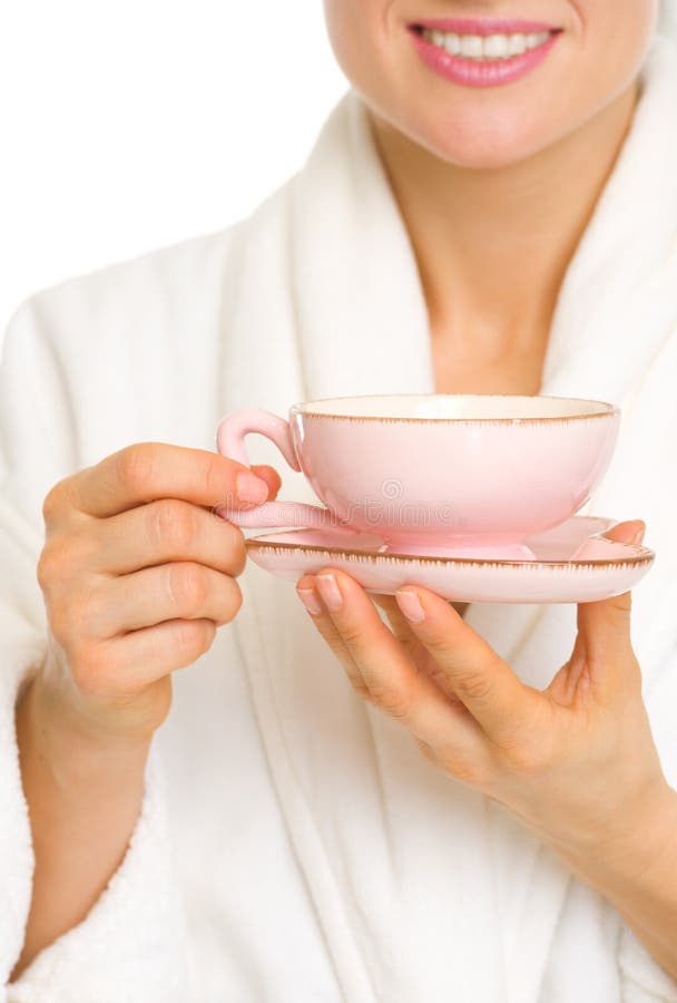 Closeupen på kvinna i badrock med kuper av kaffe royaltyfri bild