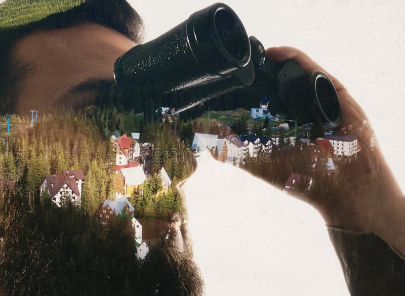 Closeupfoto av den stilfulla skäggiga handelsresanden som stirrar till och med kikare arkivbilder Closeupfoto av den stilfulla skäggiga handelsresanden som stirrar till och med kikare arkivbilder
