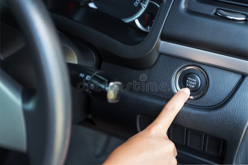 Closeuphand som skjuter på start för bilmotor arkivbilder