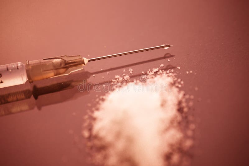 Closeuphuvud av flytande för för visardroginjektionsspruta och heroin royaltyfria foton Closeuphuvud av flytande för för visardroginjektionsspruta och heroin royaltyfria foton