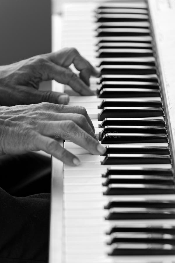 Closeuphänder av pianisten som spelar ett piano royaltyfria foton Closeuphänder av pianisten som spelar ett piano royaltyfria foton