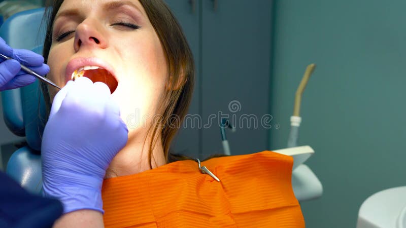 Closeupkvinna som får en tand- behandling