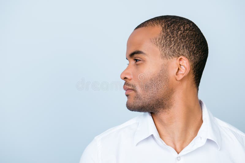 Closeupsidofoto av den afrikanska affärsmannen som står i vit fo arkivfoto Closeupsidofoto av den afrikanska affärsmannen som står i vit fo arkivfoto