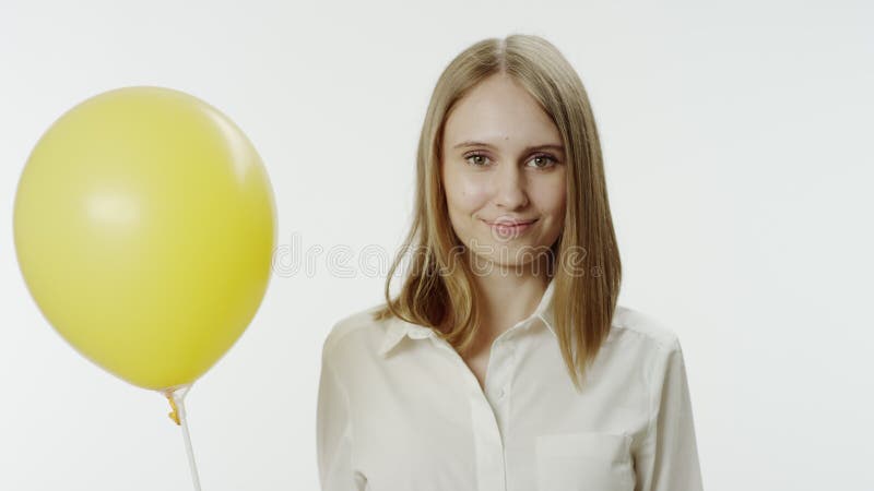 Closeupstående av att le kvinnan med ballongen