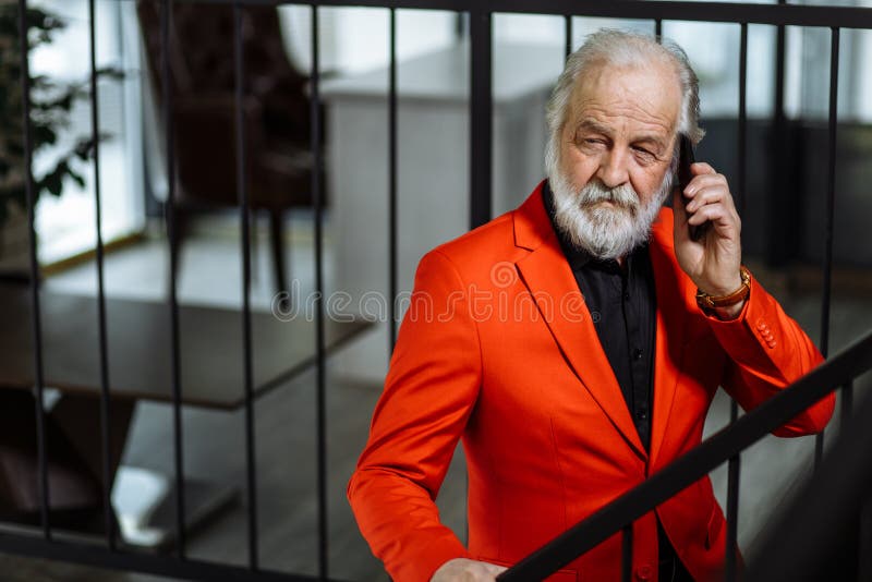 Closeupstående av den höga chefen som talar på telefonen och anseendet på trappan arkivfoto Closeupstående av den höga chefen som talar på telefonen och anseendet på trappan arkivfoto