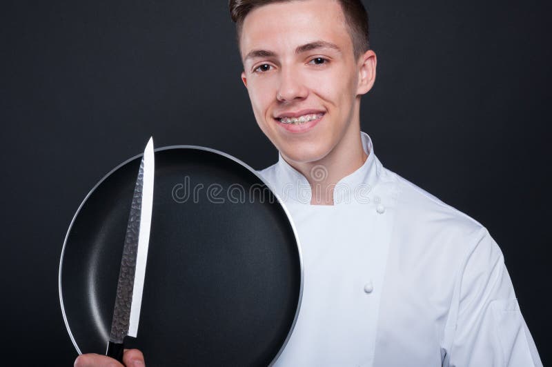 Closeupstående av den stiliga kocken med kökustensils royaltyfri fotografi Closeupstående av den stiliga kocken med kökustensils royaltyfri fotografi