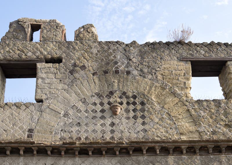 Closeuptegelplatta och utvändig vägg för framsida av ett hus i Parco Archeologico di Ercolano royaltyfria bilder Closeuptegelplatta och utvändig vägg för framsida av ett hus i Parco Archeologico di Ercolano royaltyfria bilder