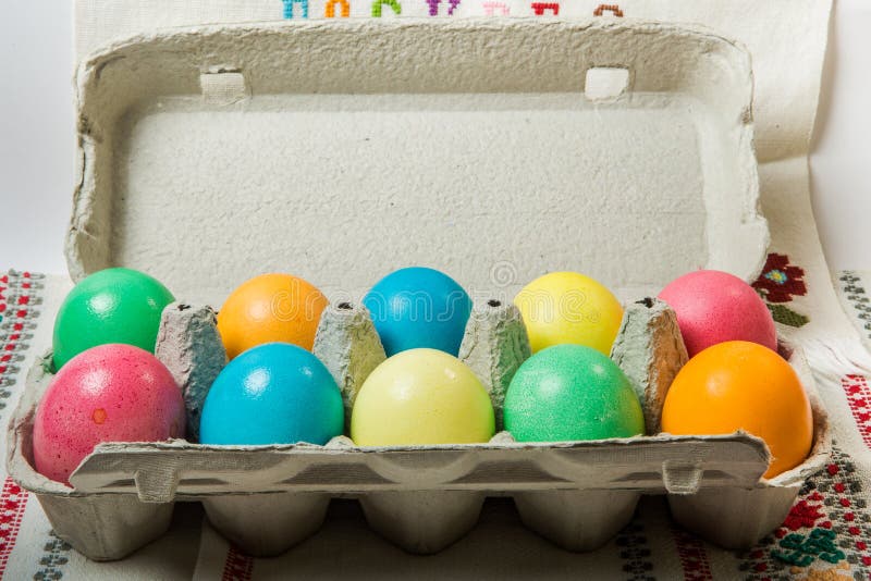 Closeupuppsättning av färgade easter ägg som tjänas som i kartong royaltyfria foton Closeupuppsättning av färgade easter ägg som tjänas som i kartong royaltyfria foton