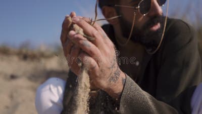 Closeuse D'un Beau Moyen-orient Avec Une Barbe Qui Joue Avec Du