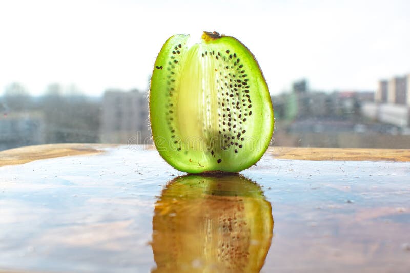 Closeuse d'un kiwi avec sa couleur vert vif. la texture montre la différence entre les parties lisses et les graines