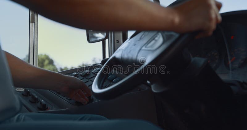 homme poussant le klaxon en conduisant assis d'une voiture de presse au  volant, klaxonnant pour avertir les autres personnes 17506433 Photo de  stock chez Vecteezy