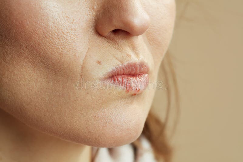 Closeuse sur femme isolée sur fond beige photographie stock libre de droits