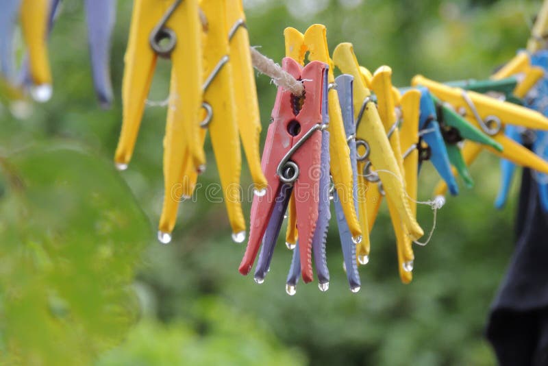 Clothespins su una corda immagini stock libere da diritti Clothespins su una corda immagini stock libere da diritti