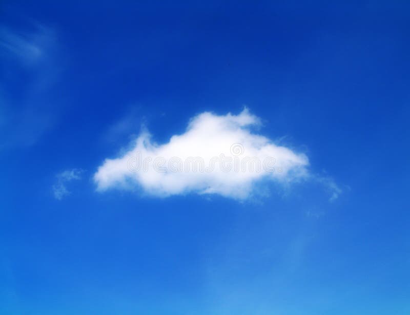 Solitario nuvola contro annulla cielo blu.
