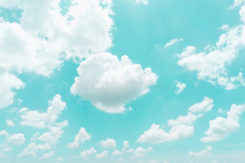 Đối với những người yêu thích phong cách cổ điển, hình ảnh mây trên nền bầu trời xanh là sự lựa chọn tuyệt vời. Các tia nắng lung linh, tạo nên một không gian rực rỡ và lãng mạn, giúp bạn tìm lại được những khoảnh khắc tuyệt vời của cuộc đời.