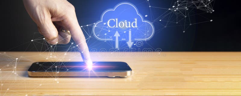 Έννοια του cloud computing - σύνδεση συσκευής στο cloud, επιχειρηματίας ή πληροφοριακή τεχνολογία με εικονίδιο cloud computing στοκ εικόνα