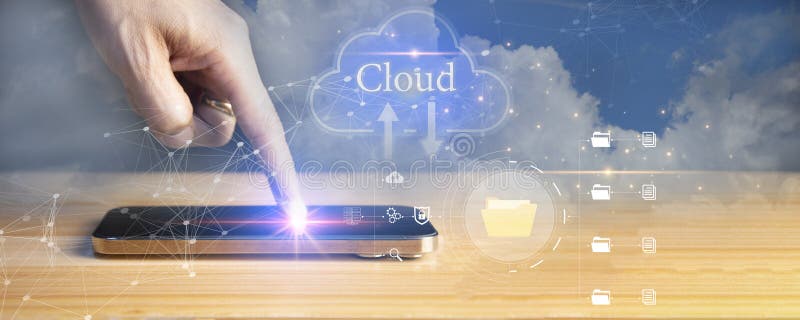 Έννοια του cloud computing - σύνδεση συσκευής στο cloud, επιχειρηματίας ή πληροφοριακή τεχνολογία με εικονίδιο cloud computing στοκ φωτογραφία με δικαίωμα ελεύθερης χρήσης
