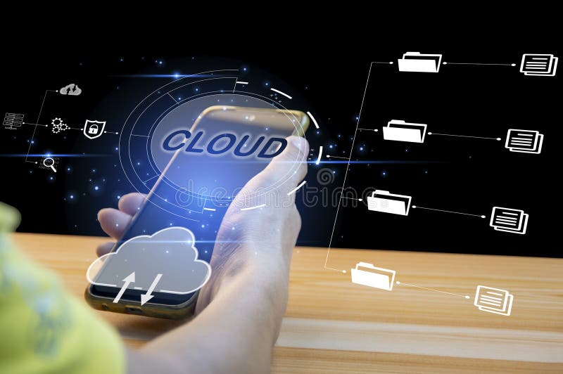 Έννοια του cloud computing - σύνδεση συσκευής στο cloud, επιχειρηματίας ή πληροφοριακή τεχνολογία με εικονίδιο cloud computing στοκ εικόνες