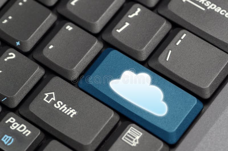 Cloud computing koncept ukazuje cloud ikonu na počítači tlačidlo.