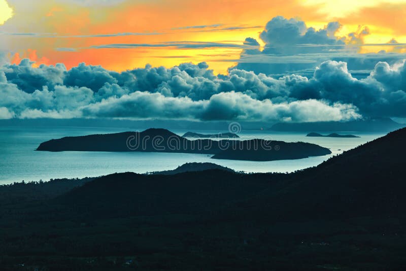 Cloud jabłko kwiaty obszar łąkowego kształtuje charakter słońca drzewa Sceniczny widok zmierzchu niebo adobe tło tworzył ilustrat zdjęcie royalty free