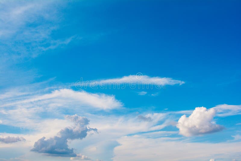 Cloudcloud & atmosfera del cielo blu, colore blu, tempo immagini stock