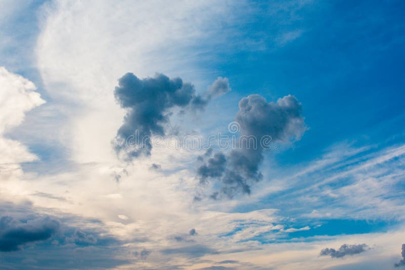 Cloudcloud & atmosfera del cielo blu, colore blu, tempo. Atmosfera del cielo blu & della nuvola, colore blu, tempo