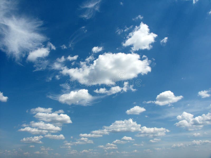 Wolken am blauen Himmel in Sicht.