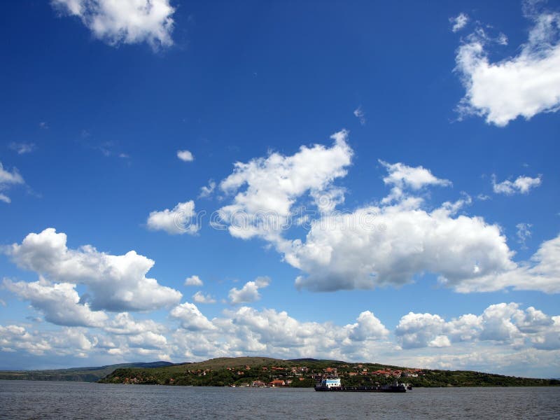 Mraky cez rieka a prístav v srbsko.