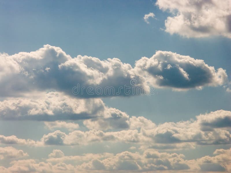 Nuvoloso (cumulo) sul cielo blu.