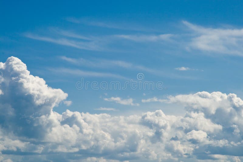 Bellissimo bianco nuvole cielo blu.