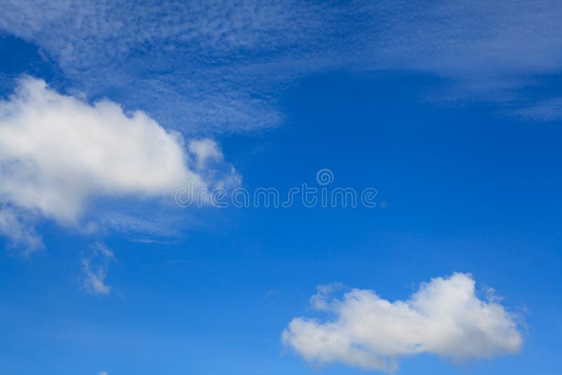 Đám mây trên nền xanh cho bạn cảm giác thanh bình và yên tĩnh. Sự kết hợp này làm tăng thêm sức sống cho bức ảnh và cảm giác mở rộng tâm trí của bạn. Hãy tải về hình ảnh này để cảm nhận niềm đam mê của thiên nhiên.