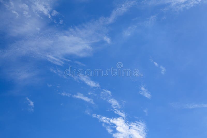 Nếu bạn yêu thích những bức ảnh đầy kỹ thuật, thì đây chính là ảnh nền đẹp cho bạn. Hình ảnh đám mây trên nền background sky đẹp tạo nên một không gian bao la và đầy ấn tượng. Hãy xem và tận hưởng trải nghiệm thú vị này bạn nhé.