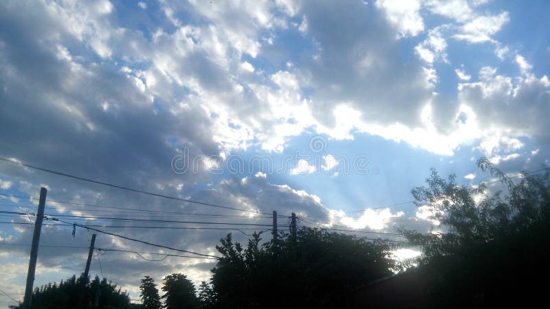 Nubes en cielo azul.