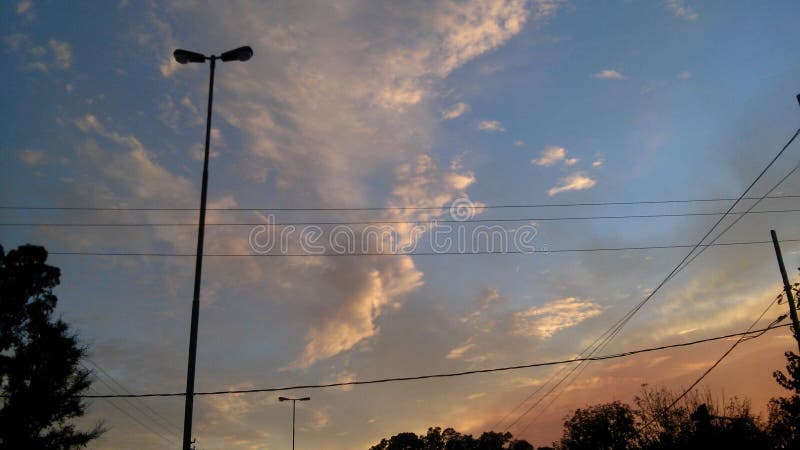 Nubes en cielo azul.