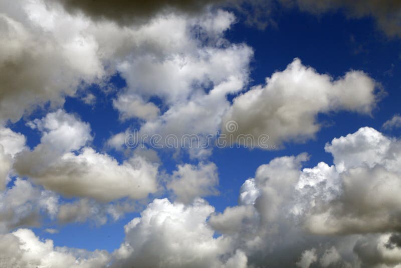 Il grande nuvole sul cielo blu.