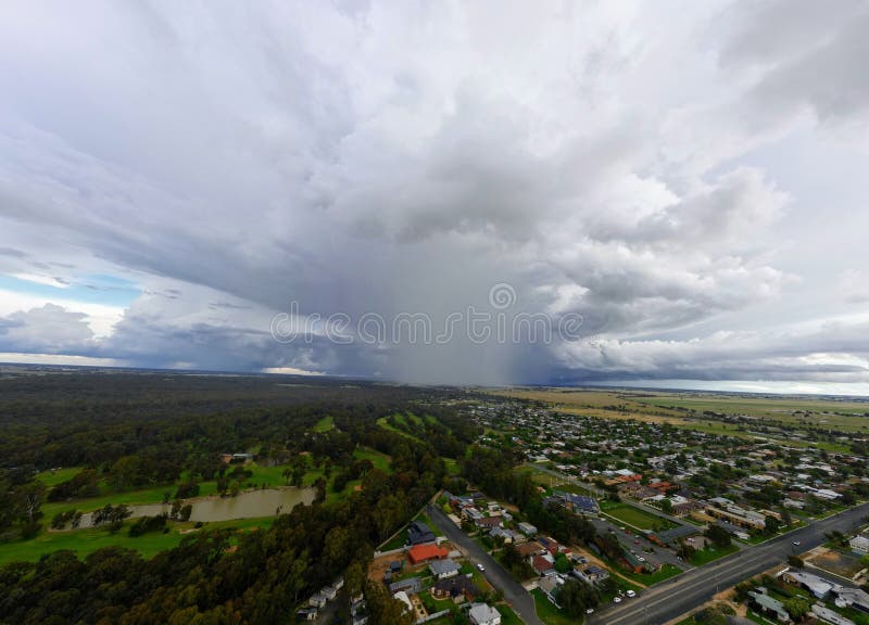 Vista aerea da suburbano La zona assemblaggio da bianco un grigio nuvole il cielo più alto.
