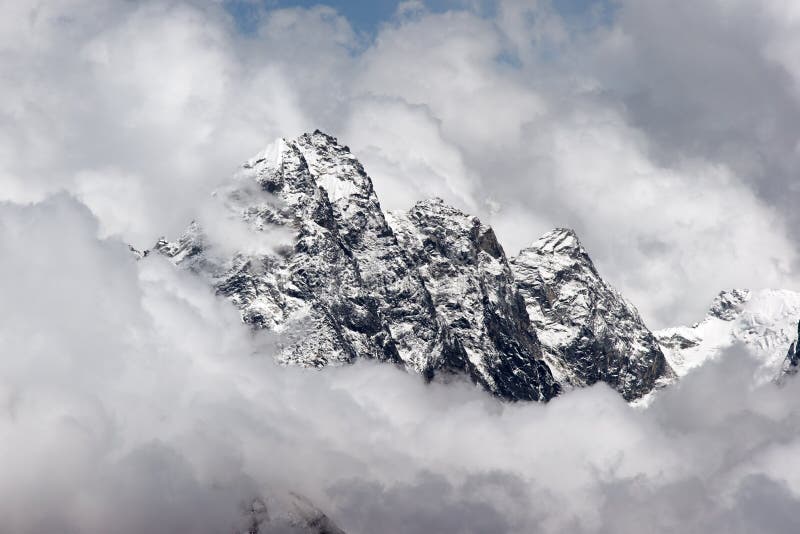 clouds himalaya ut det steniga klibbande toppmötet royaltyfri fotografi clouds himalaya ut det steniga klibbande toppmötet royaltyfri fotografi