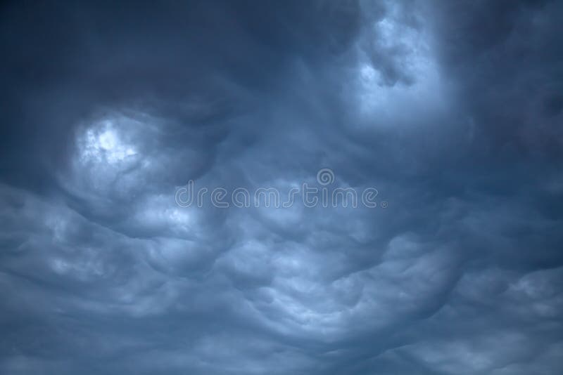 Clouds illavarslande regn royaltyfri foto