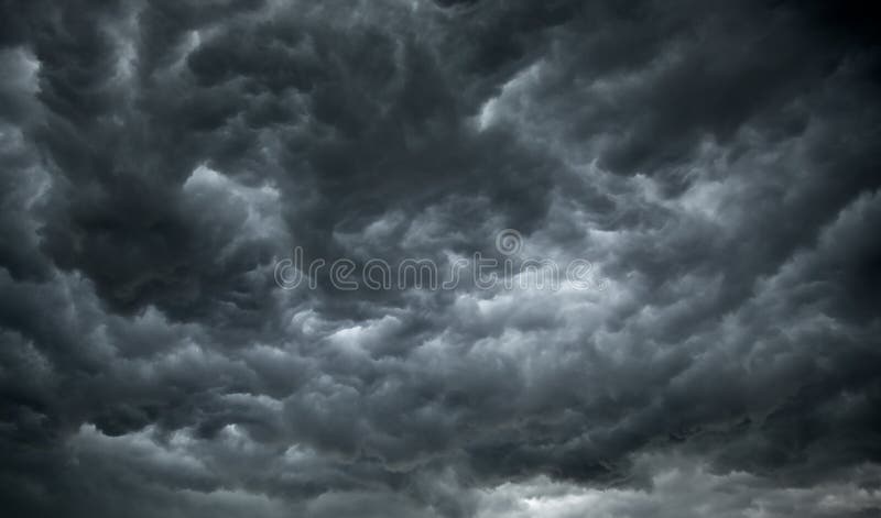 Clouds mörkt illavarslande regn fotografering för bildbyråer