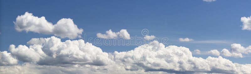 Ancho panorámico de nubes en cielo azul.
